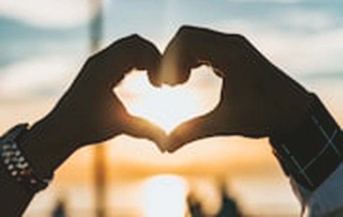 خمس إشارات تخبرك أن العلاقة تمنحك أمانًا لا قلقًا